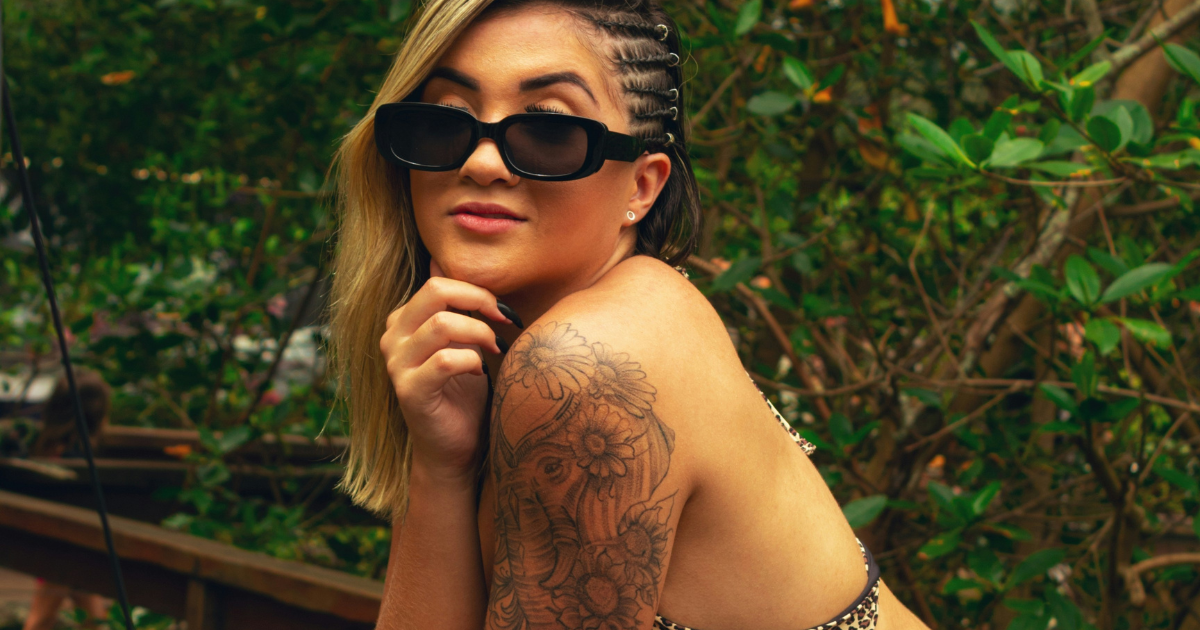 spray tan tatoo scars stretch marks